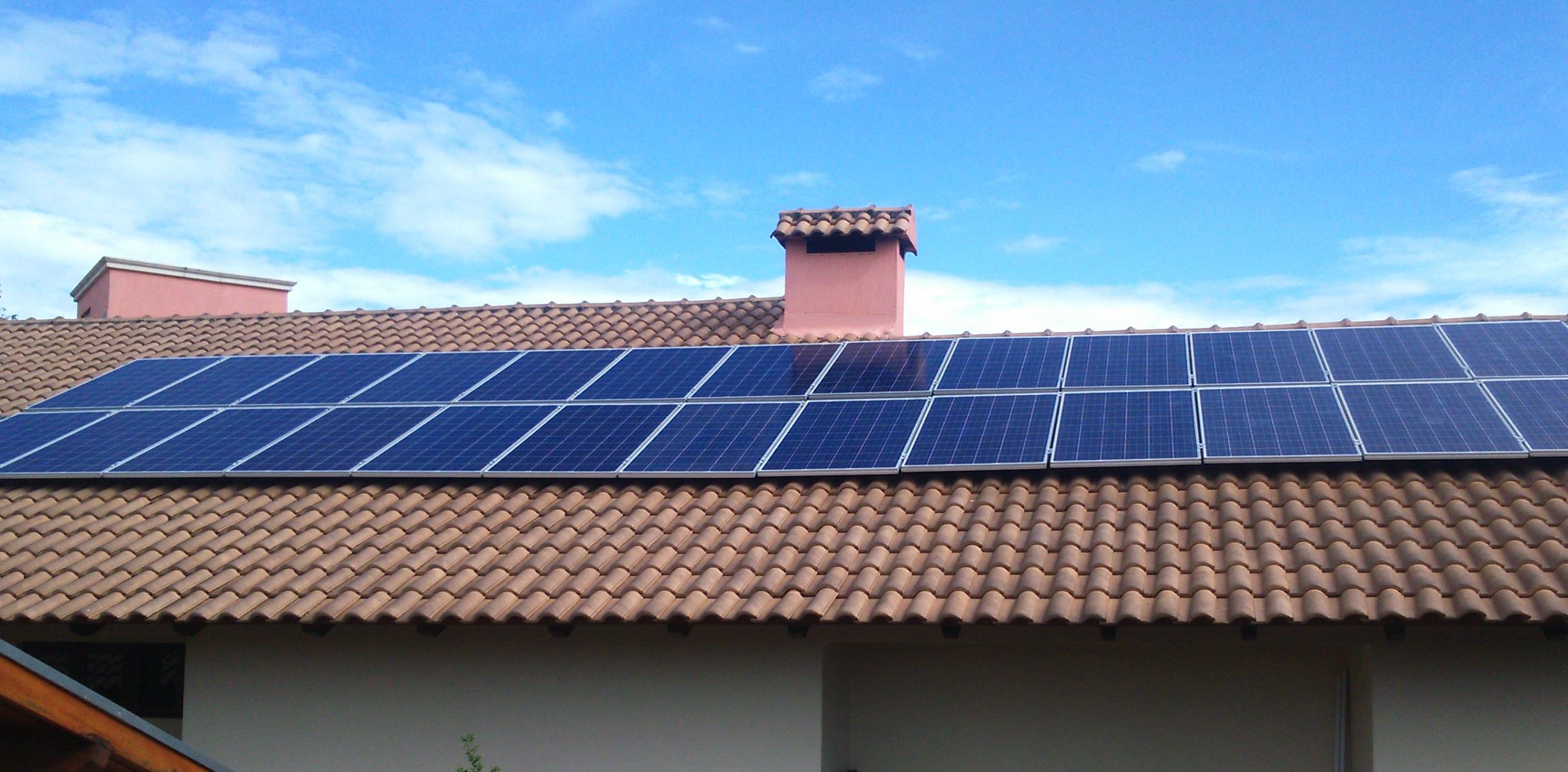 Módulos Fotovoltaico gerando energia solar em Tuparendi