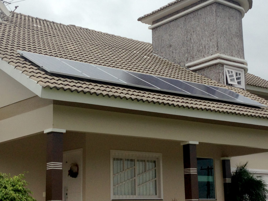 Casa com microgeração solar fotovoltaica