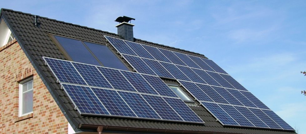 Imagem de um telhado de uma residência com placas solares.